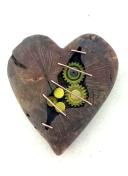 Corazón de madera con engranaje interno