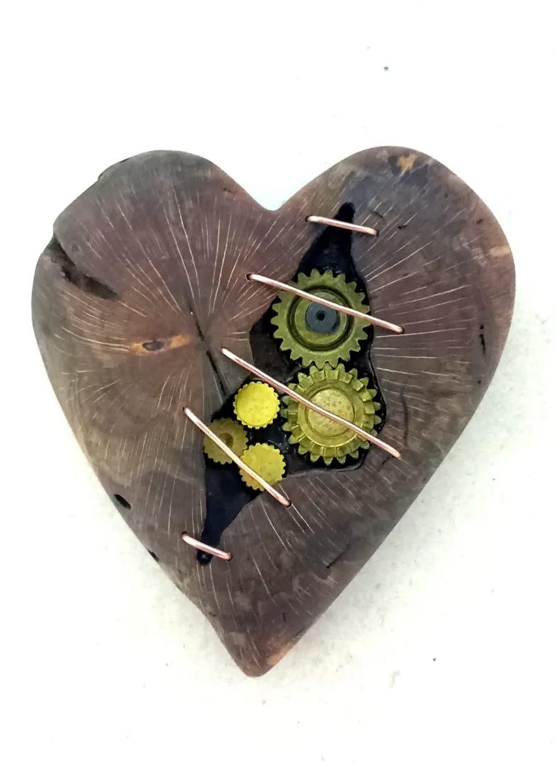 Corazón de madera con engranaje interno