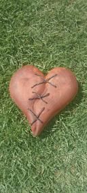 Corazón de madera con costura en la mitad