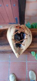 Corazón de madera con costura en la mitad y centro negro