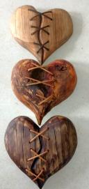 tres Corazón de madera con costura en la mitad y centro negro