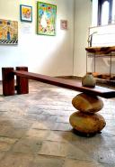 banca con base de piedras