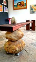 banca con base de piedras